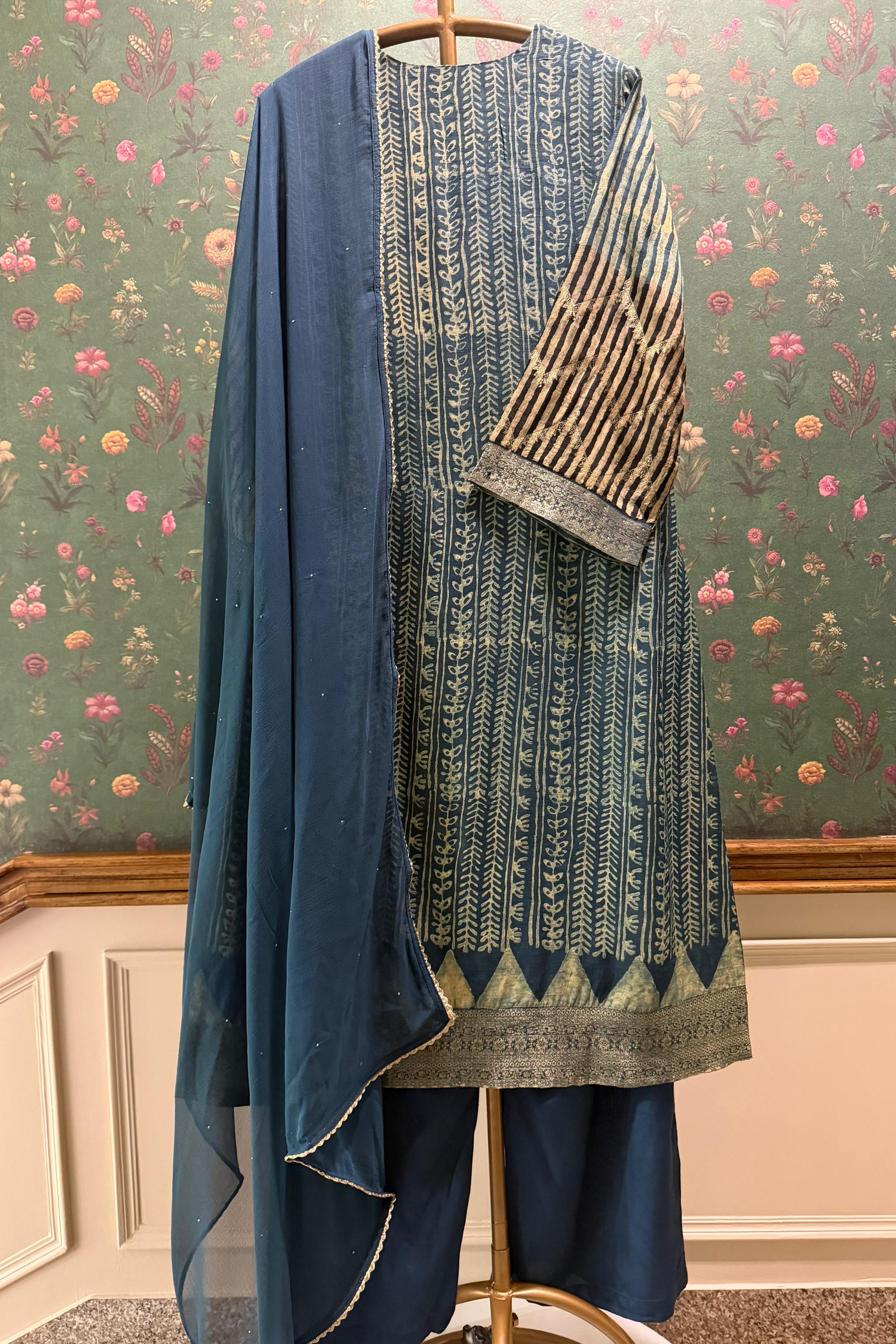 Neelvarna Zari Suit Set | HER-639