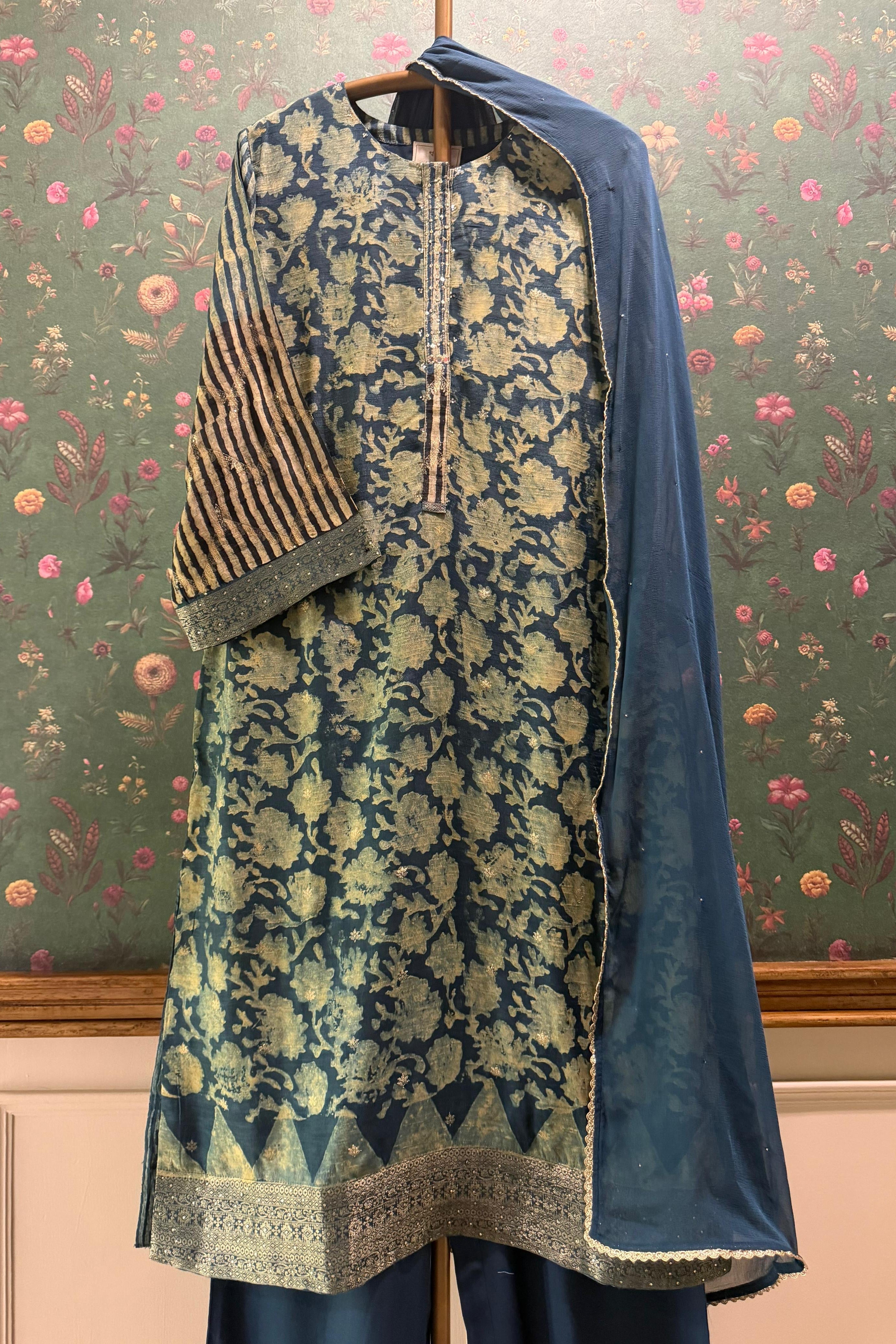 Neelvarna Zari Suit Set | HER-639