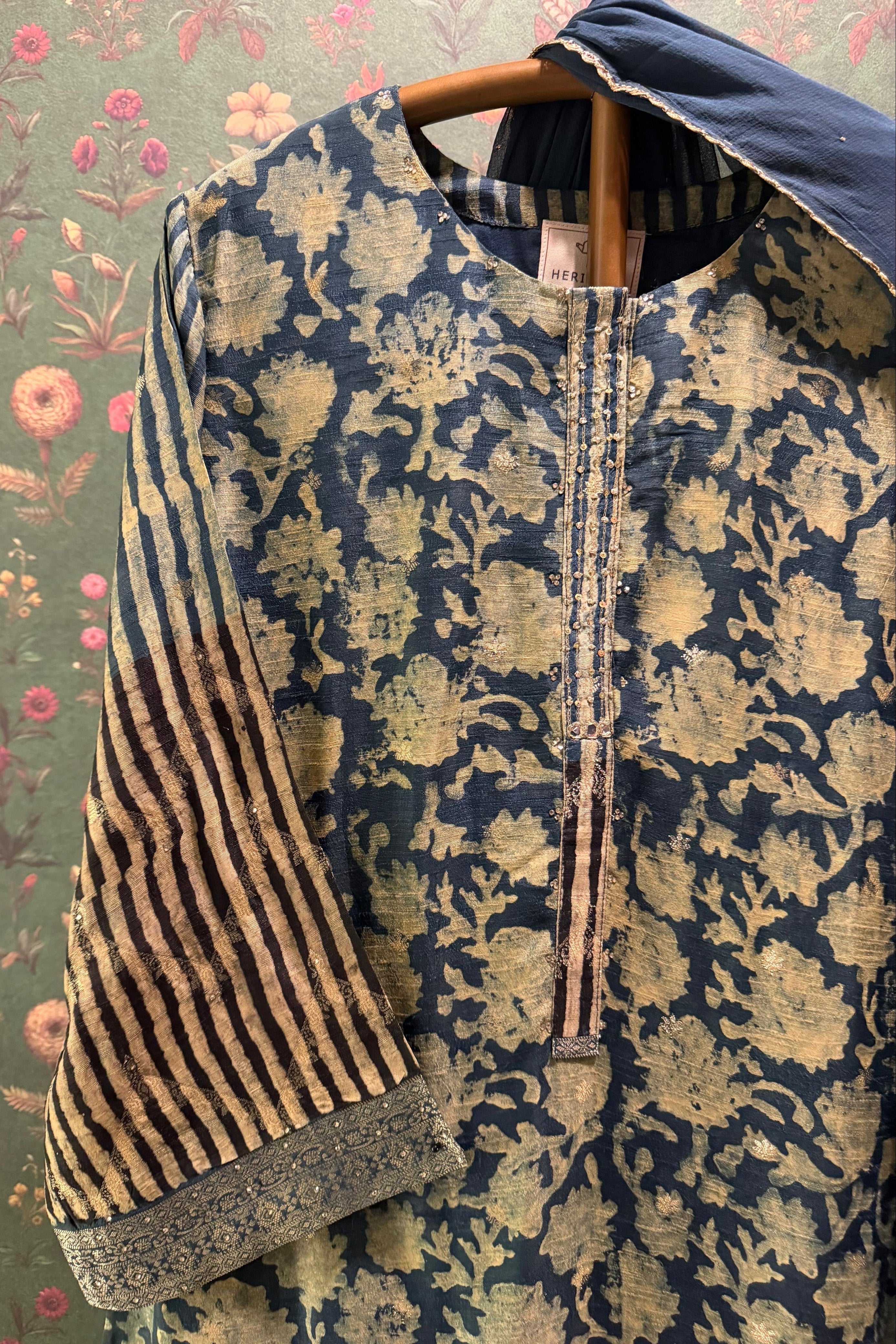 Neelvarna Zari Suit Set | HER-639