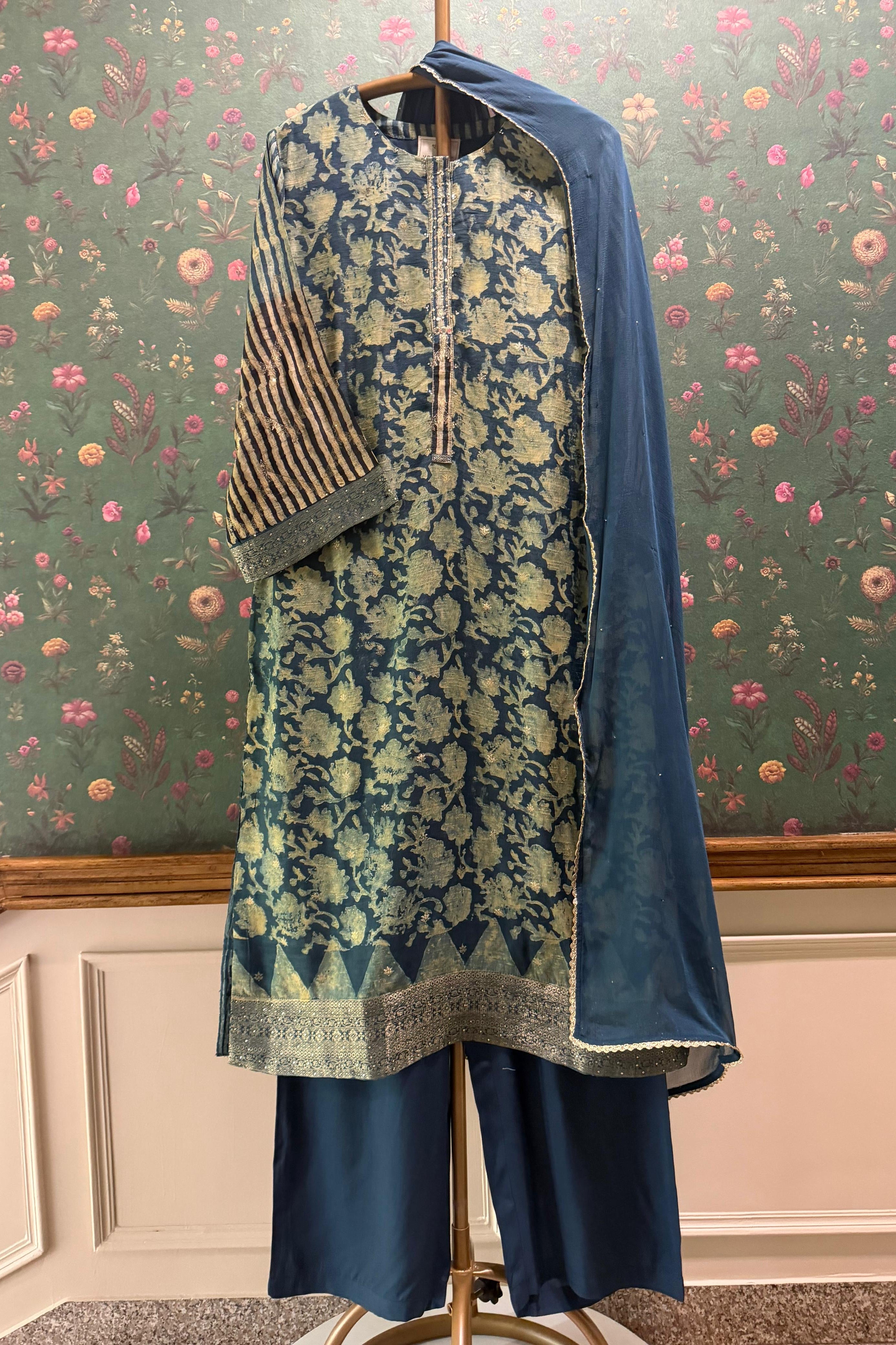 Neelvarna Zari Suit Set | HER-639