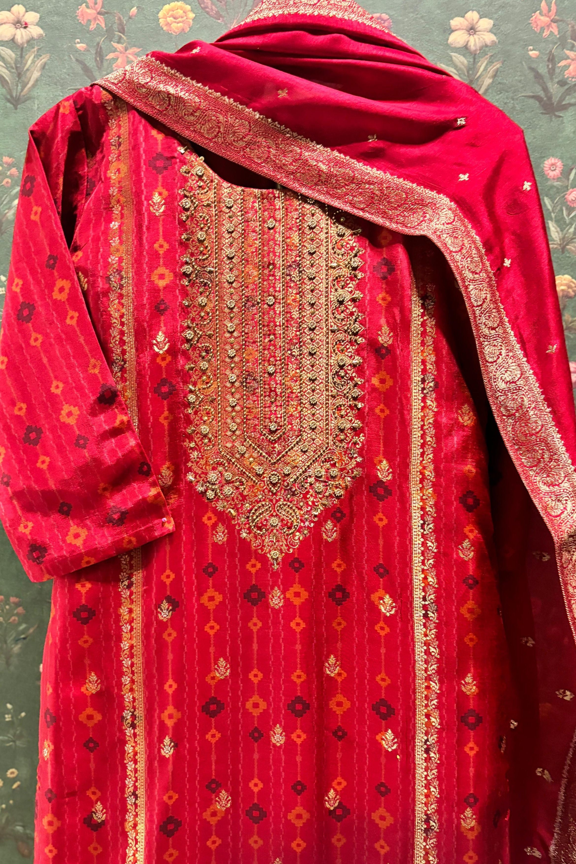 Red Dola Jacquard Straight Fit Suit Set | HER-484