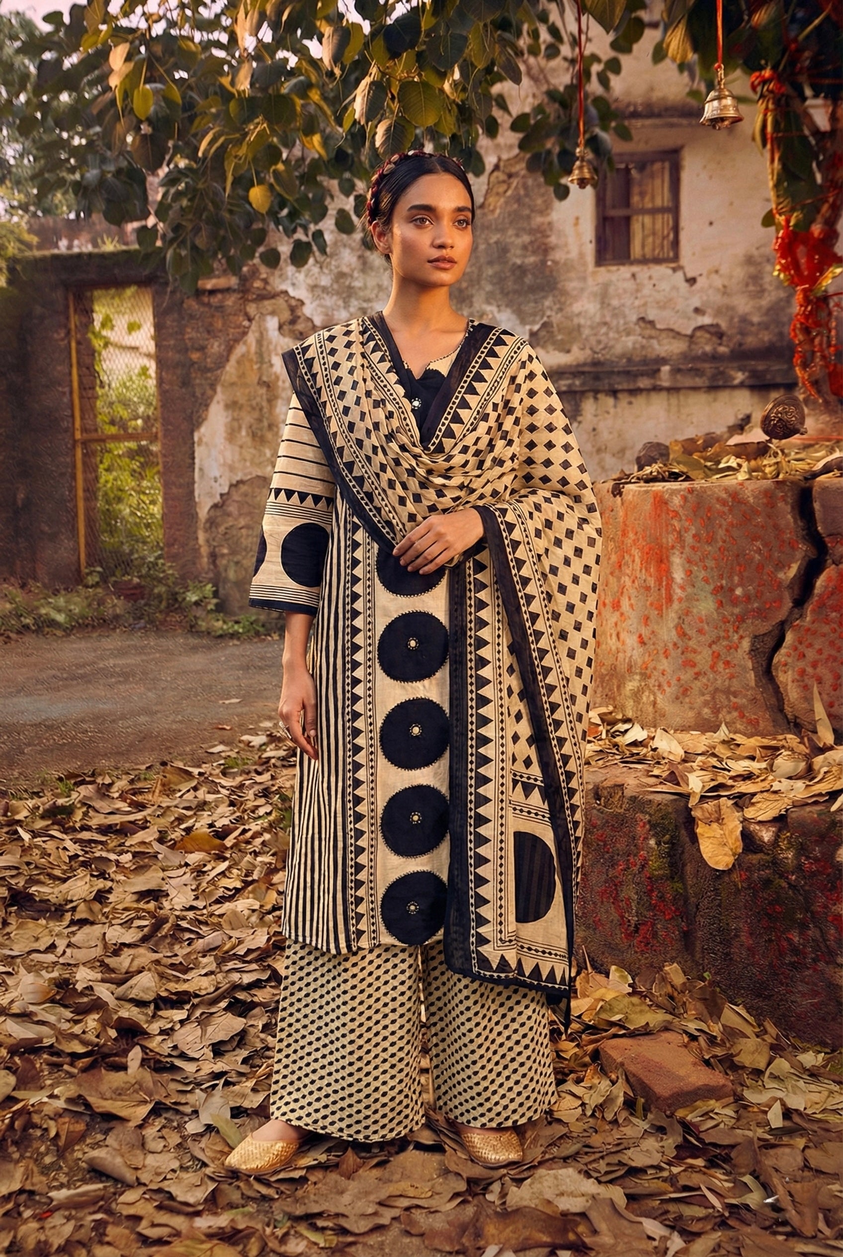 Chakra Sutra Black Suit Set | HER-692