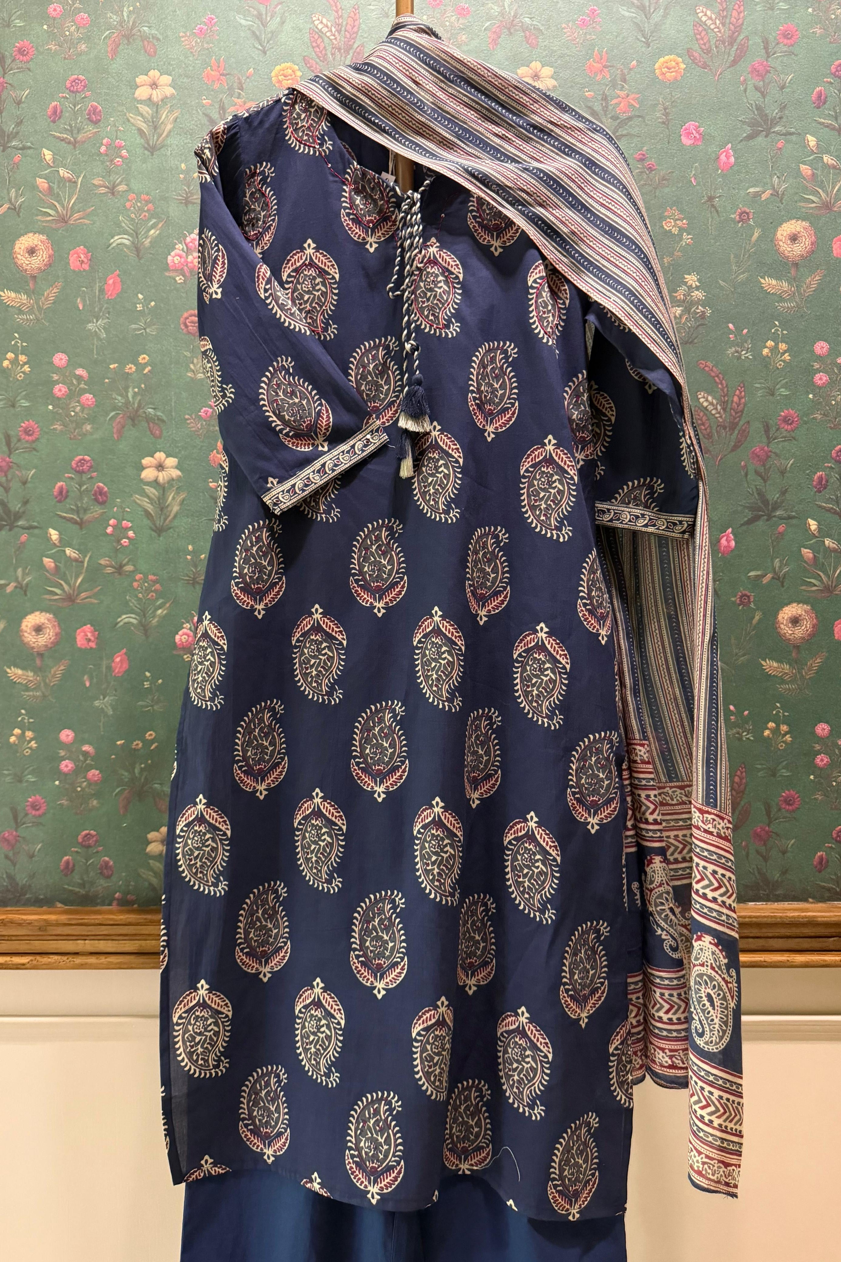 Noor Paisley Indigo Suit Set | HER-679